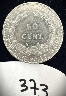 un gros plan d'une pièce de monnaie posée sur un morceau de papier sur lequel figure une étiquette de prix