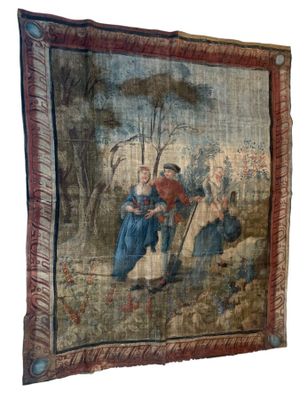 une vieille tapisserie accrochée au mur, représentant un homme et une femme
