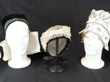Plusieurs chapeaux sont alignés sur la tête d'un mannequin