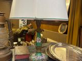 une lampe posée sur une table à côté d'une lampe