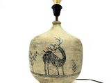 une lampe sur laquelle est représenté un cerf