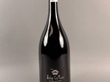 une bouteille de vin posée sur une table