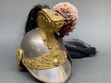 un casque orné d'une plume, posé sur une table