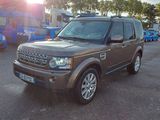 un Land Rover marron garé sur un parking