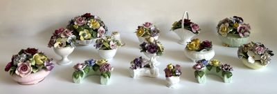 de nombreux vases remplis de fleurs posés sur une table