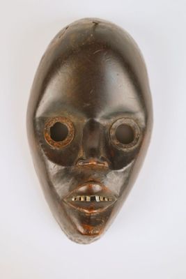 un vieux masque en bois sur fond blanc, avec un fond blanc