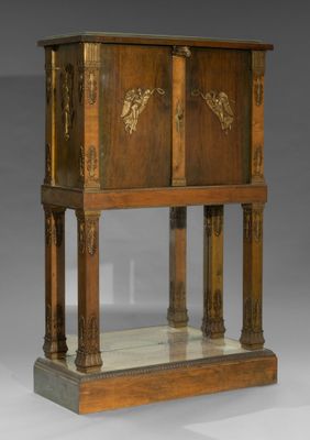 une vieille armoire en bois surmontée d'un miroir