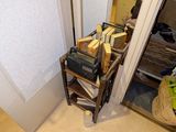 une petite pièce avec une bibliothèque et une chaise