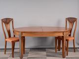 une image représentant une table et deux chaises dans une pièce