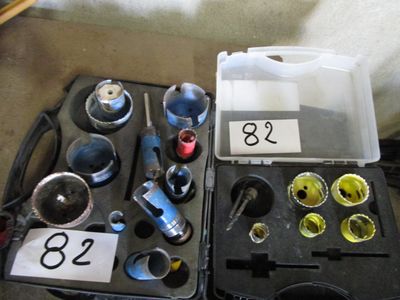 une boîte d'outils posée sur le sol