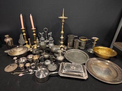 une table recouverte d'argenterie et de bougies, posée sur une table noire