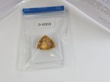 une photo d'un diamant jaune dans un sac en plastique posé sur une table