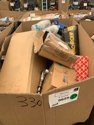 de nombreux cartons remplis d'objets dans une pièce