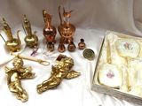 beaucoup d'objets en or posés sur une table