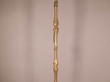 un lampadaire ancien en laiton surmonté d'un oiseau