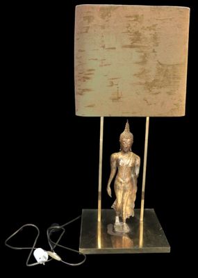 une lampe posée sur une table sur laquelle se trouve une lampe