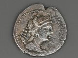gros plan d'une pièce d'argent sur laquelle figure une femme