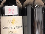 des bouteilles de vin sont alignées sur une étagère dans un magasin