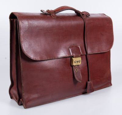 une mallette en cuir marron sur fond blanc