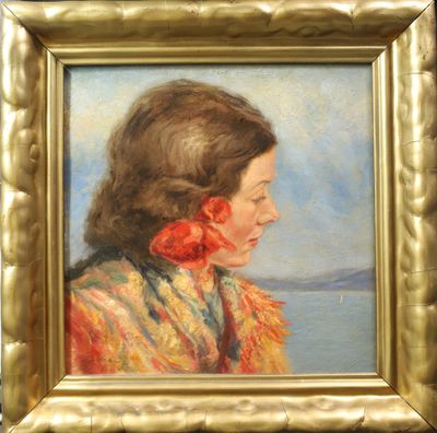 portrait d'une femme au foulard rouge au bord de l'eau