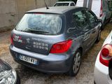 deux voitures garées l'une à côté de l'autre dans un parking