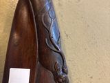 une image d'un gros plan d'un objet en bois portant une étiquette