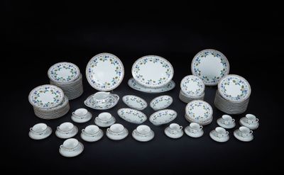 beaucoup d'assiettes et de bols blancs et bleus