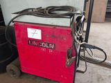 une voiture rouge qui est garée dans le garage