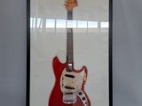 photo encadrée d'une guitare électrique rouge dans un cadre noir