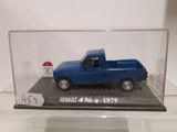 un petit camion bleu dans une vitrine transparente