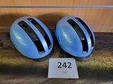 deux casques bleus assis l'un à côté de l'autre sur une table