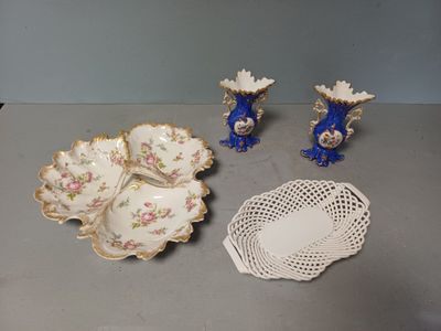 trois pièces de porcelaine bleue et blanche posées sur une table