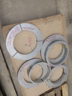 quatre morceaux de ruban adhésif posés sur une palette