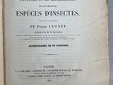 un livre ouvert avec un titre en noir et blanc