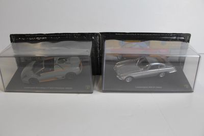 deux jouets emballés, emballés, emballés : une voiture argentée et une voiture argentée