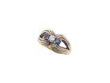 un gros plan d'une bague en or sertie de deux saphirs