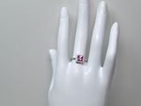 une image représentant la main d'une femme portant une bague