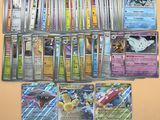 beaucoup de cartes pokemon sur la table