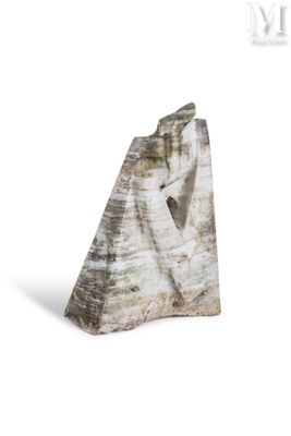 une sculpture en pierre représentant une tête de cheval sur fond blanc