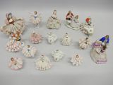 de nombreuses figurines de styles et de couleurs variés posées sur la table