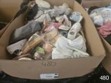 une boîte en carton remplie d'objets hétéroclites sur une table