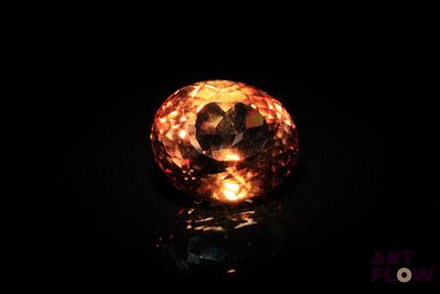 l'image d'une bougie allumée dans l'obscurité