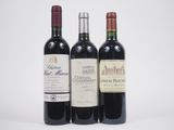 trois bouteilles de vin sont alignées sur une surface blanche