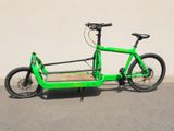 un scooter vert garé sur le parking