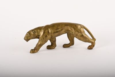 figurine en laiton représentant un tigre sur fond blanc