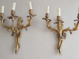 paire d'appliques murales anciennes en laiton avec fleurs et feuilles