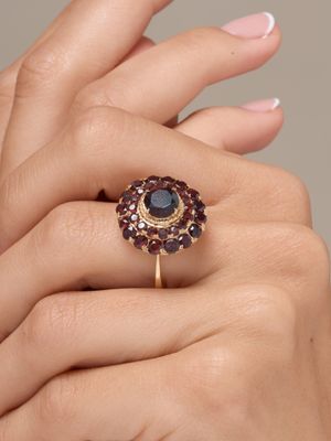 une image représentant la main d'une femme avec une bague au doigt