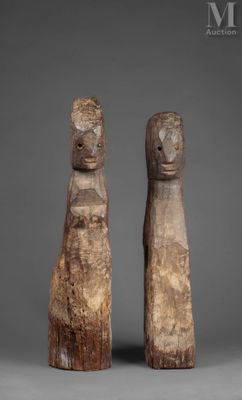 paire de personnages en bois sculpté représentant un homme et une femme