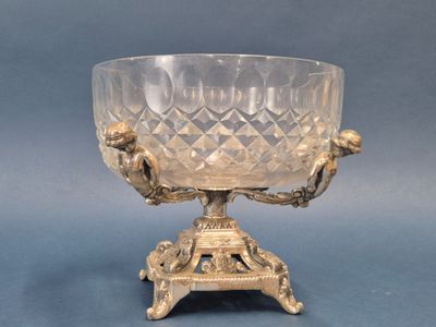 un bol en verre posé sur un socle, sur fond bleu