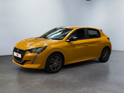 Une voiture jaune est garée dans une pièce aux murs blancs.